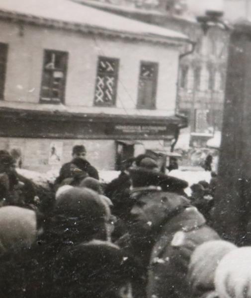 altes Foto - erhängter Partisan ??? Stadt ?? großes Gebäude - Russland ?
